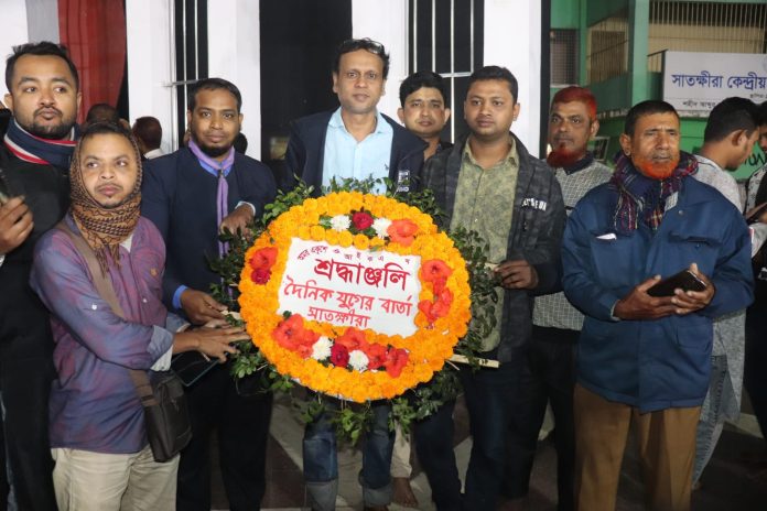 সাতক্ষীরা কেন্দ্রীয় শহিদ মিনারে একুশের প্রথম প্রহরে শহিদদের স্বরণে পুষ্পস্তবক অর্পণ