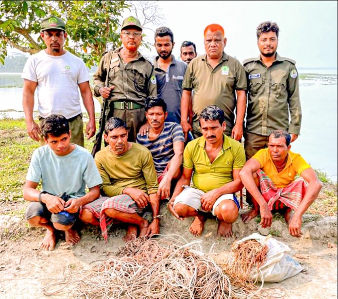 সৃন্দরবনে  ফাঁদ পেতে হরিণ ধরার অপেক্ষালে ৫ শিকারী আটক